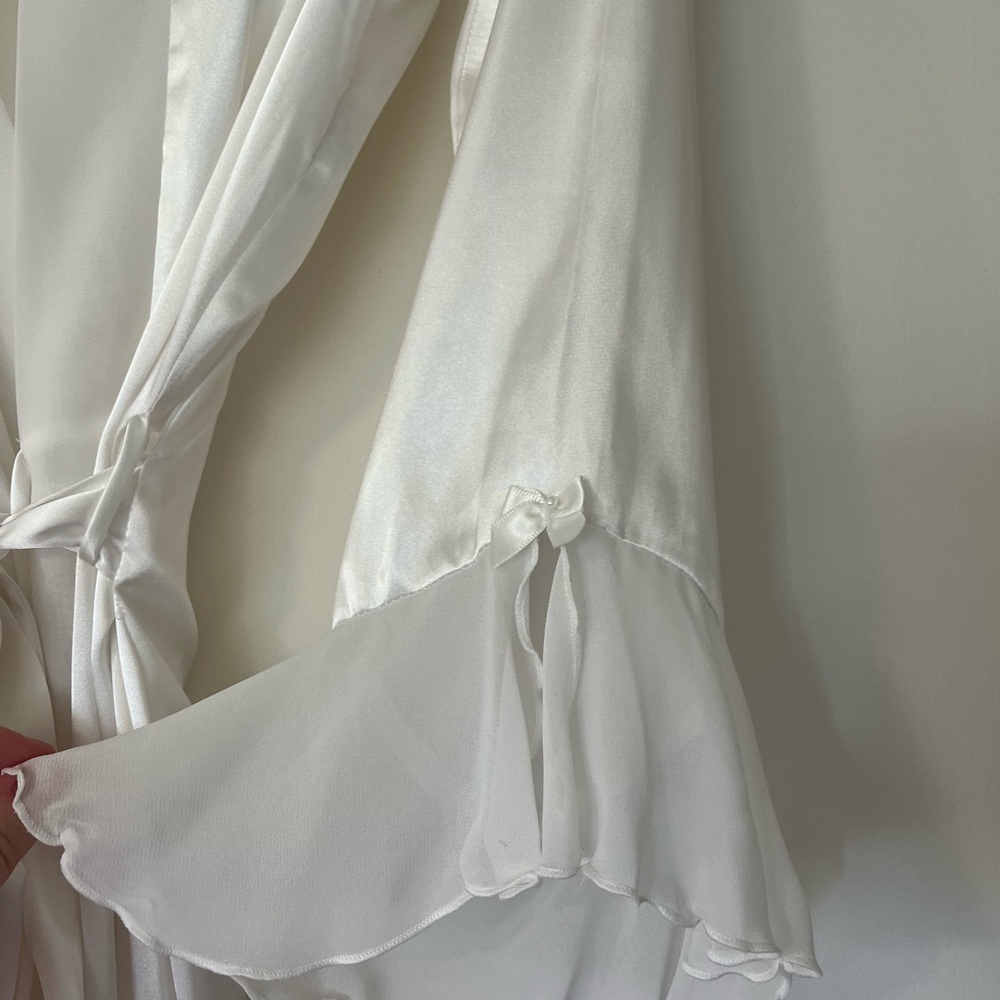 Linea Donatella White Satin Lace Robe - Picture 2 of 5